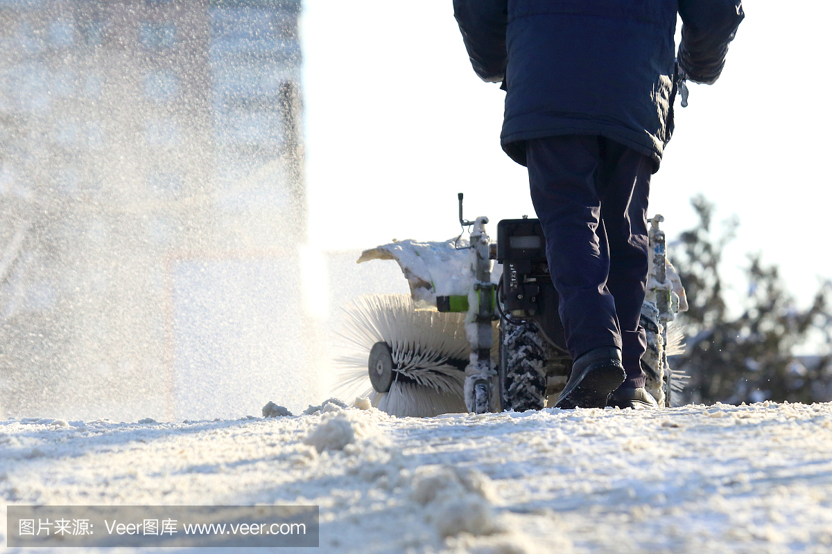 万金体育下载app雪天路面湿滑 村送秸秆侧翻进沟