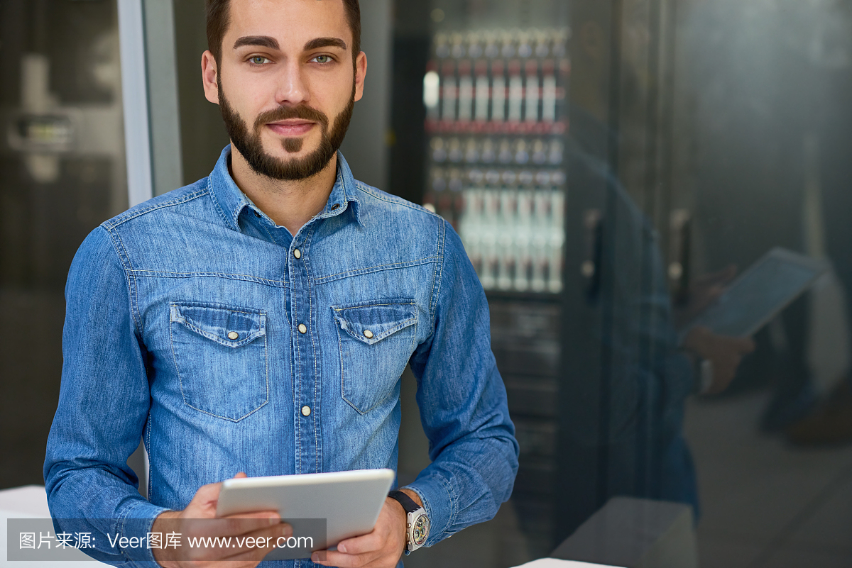 服务器管理员看着相机