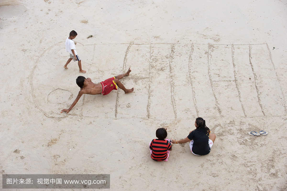 孩子们在沙滩上玩游戏。