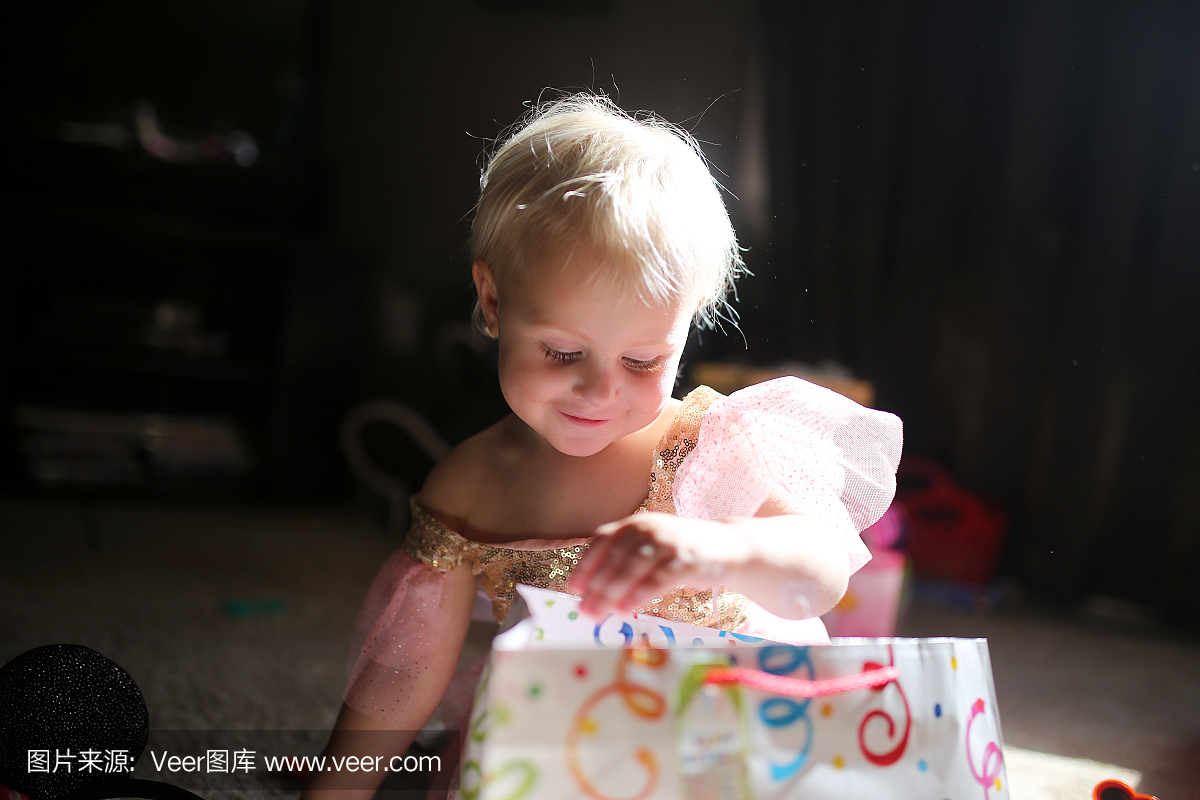 快乐两岁的小女孩开始生日礼物