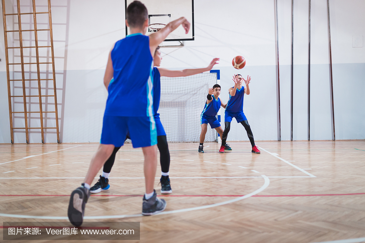 年轻的篮球运动员有一个训练班