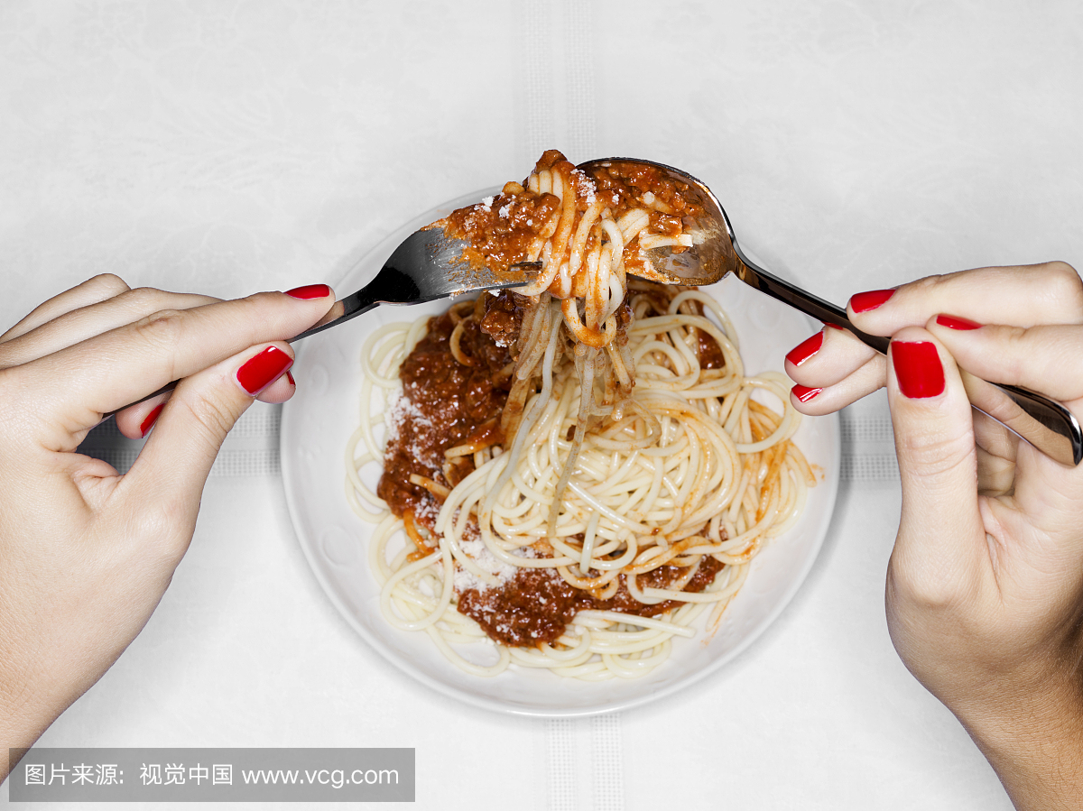 女性吃意大利面条,俯视图