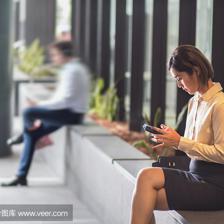 亚洲女性需要时间,坐下来检查咖啡休息时间的