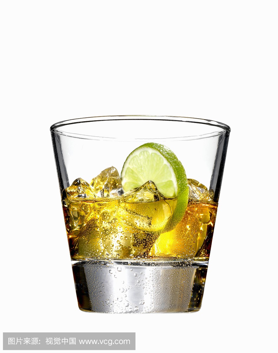 Whisky liqueur with ice cubes & lime (with cond