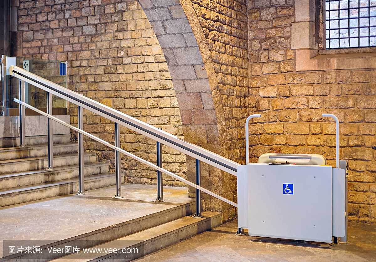 倾斜的残疾人轮椅升降机。巴塞罗那。西班牙。