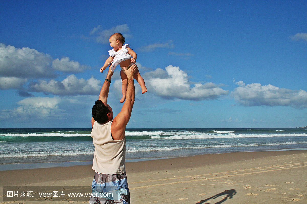 父亲把宝宝扔在沙滩上的空气中 - 顺序