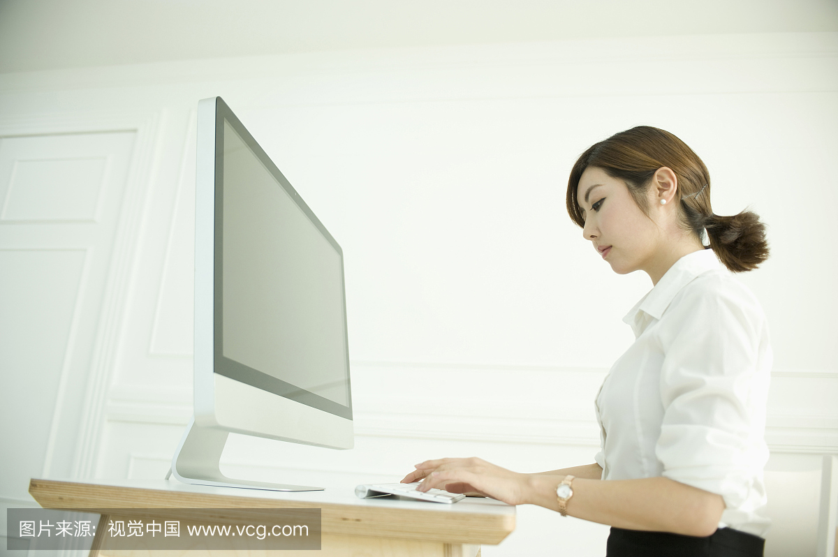 年轻女子坐电脑,韩国人