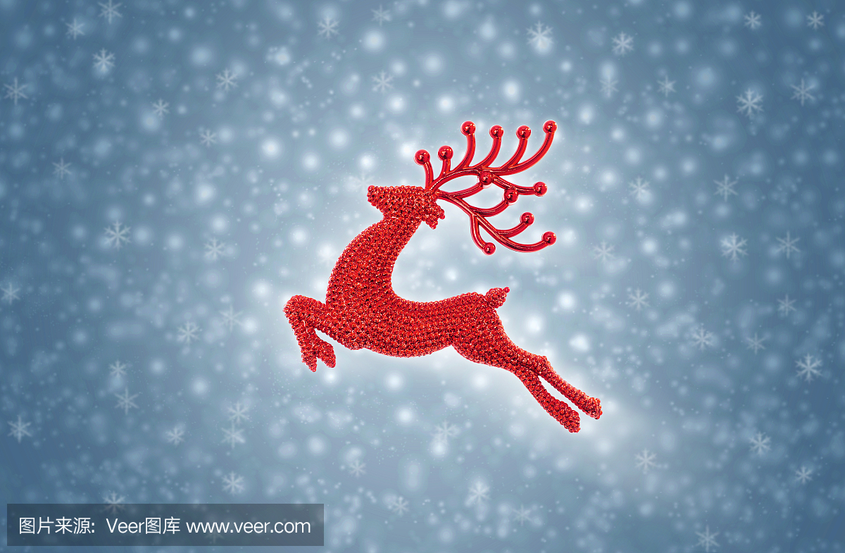 深红色的驯鹿驼鹿在雪地背景上跳跃