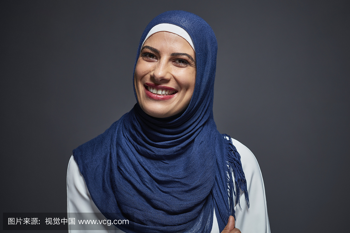 穆斯林妇女在工作室里的肖像