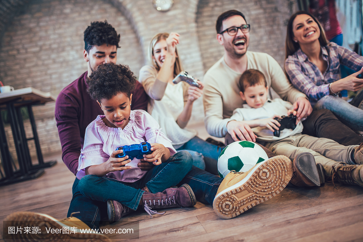 两个家庭与他们的孩子玩电子游戏,玩得开心。