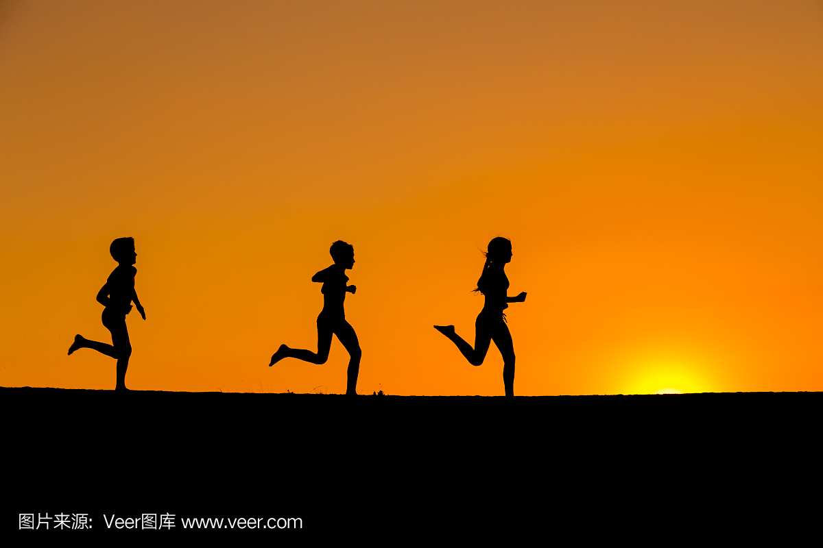 跑步的孩子的剪影日落