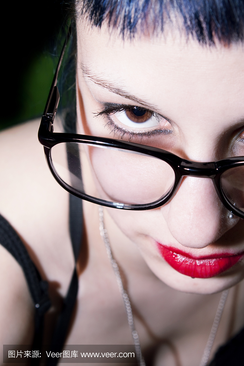 求一首外国mv:类型是搞笑的,现代的,一个戴眼镜的女人