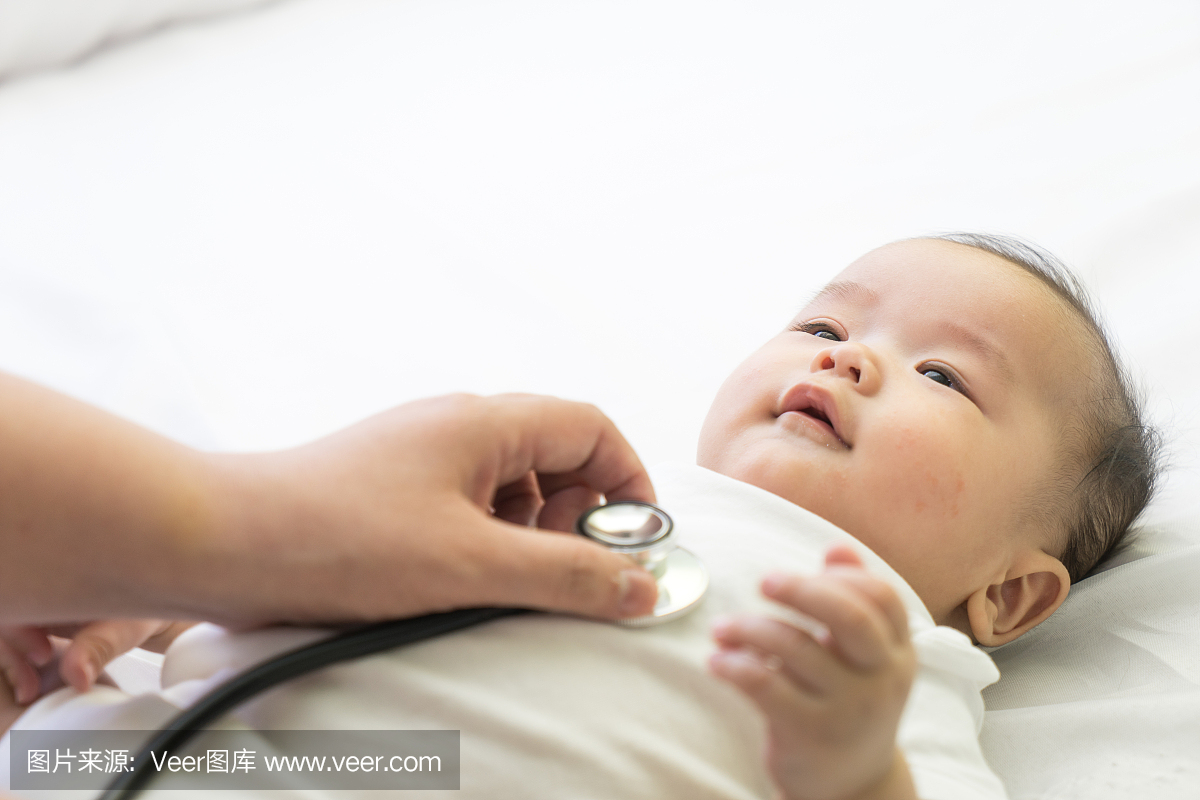 医生检查亚洲新生婴儿听诊器在医院