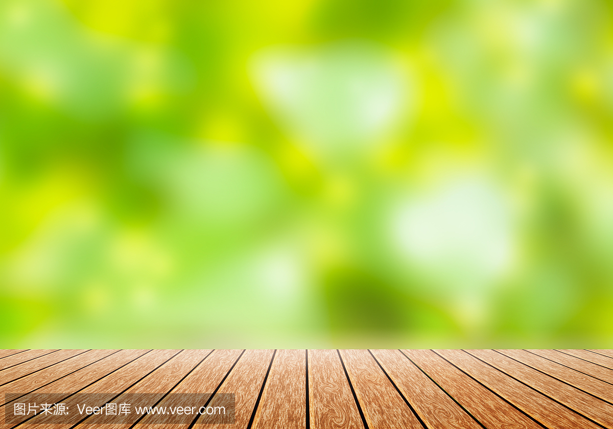 木桌面与模糊的绿色自然散景背景。