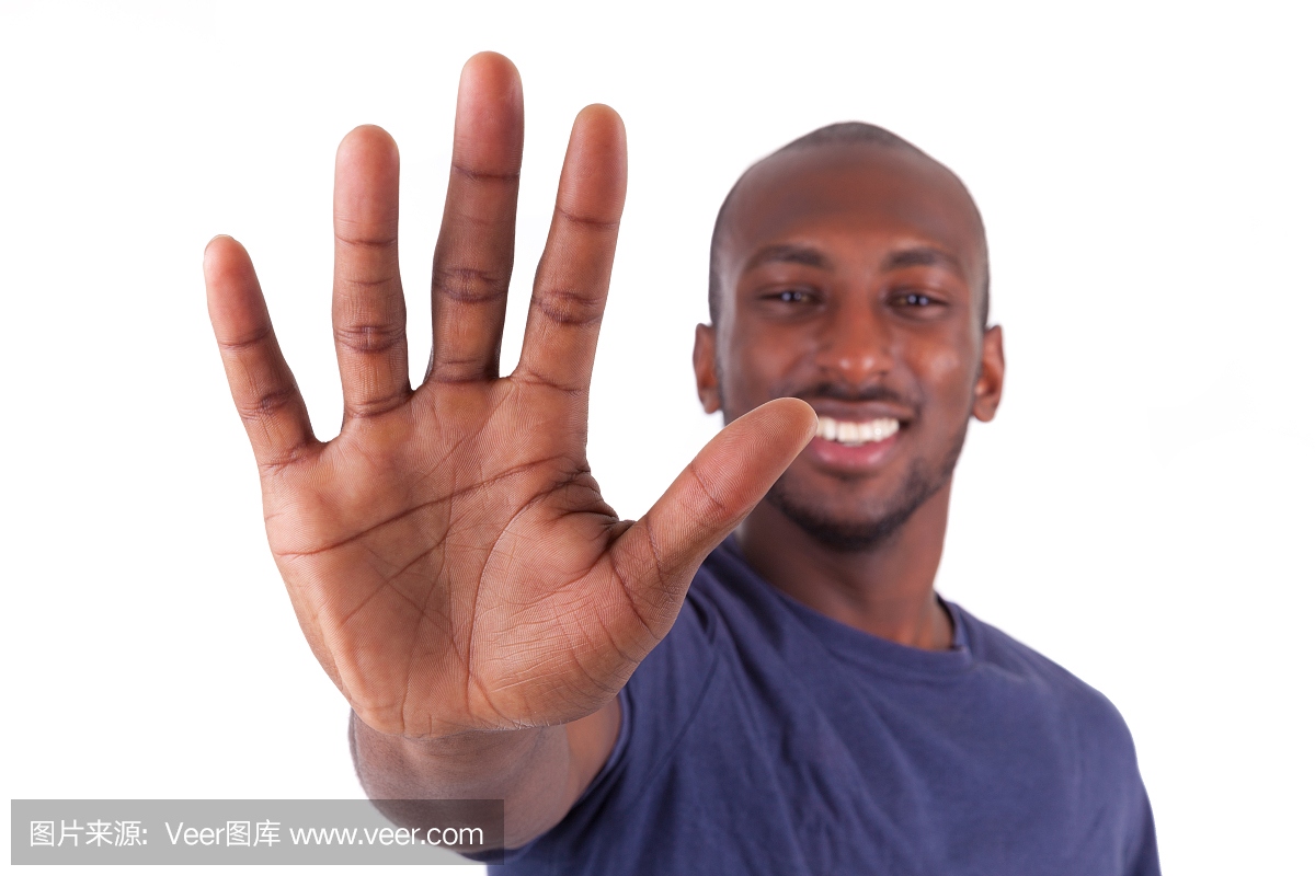年轻的非裔美国人他的手掌