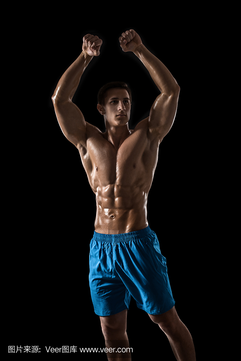 肌肉和适合年轻的健美运动员健身男模特摆在黑