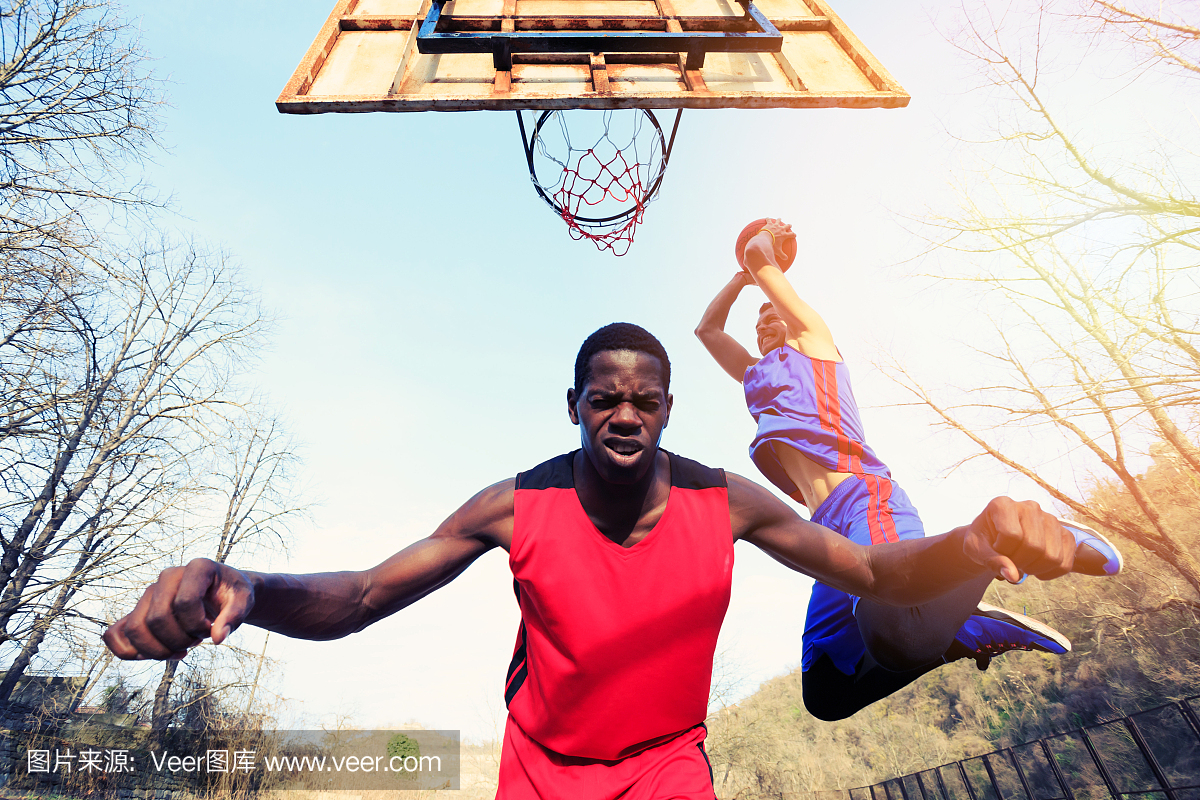篮球运动员作为背景使得扣篮跳投