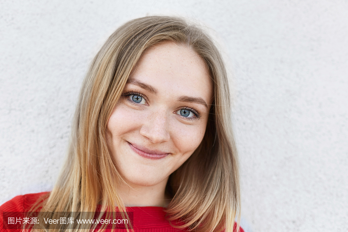 关闭美丽的雀斑的女人,蓝色的眼睛,薄薄的嘴唇
