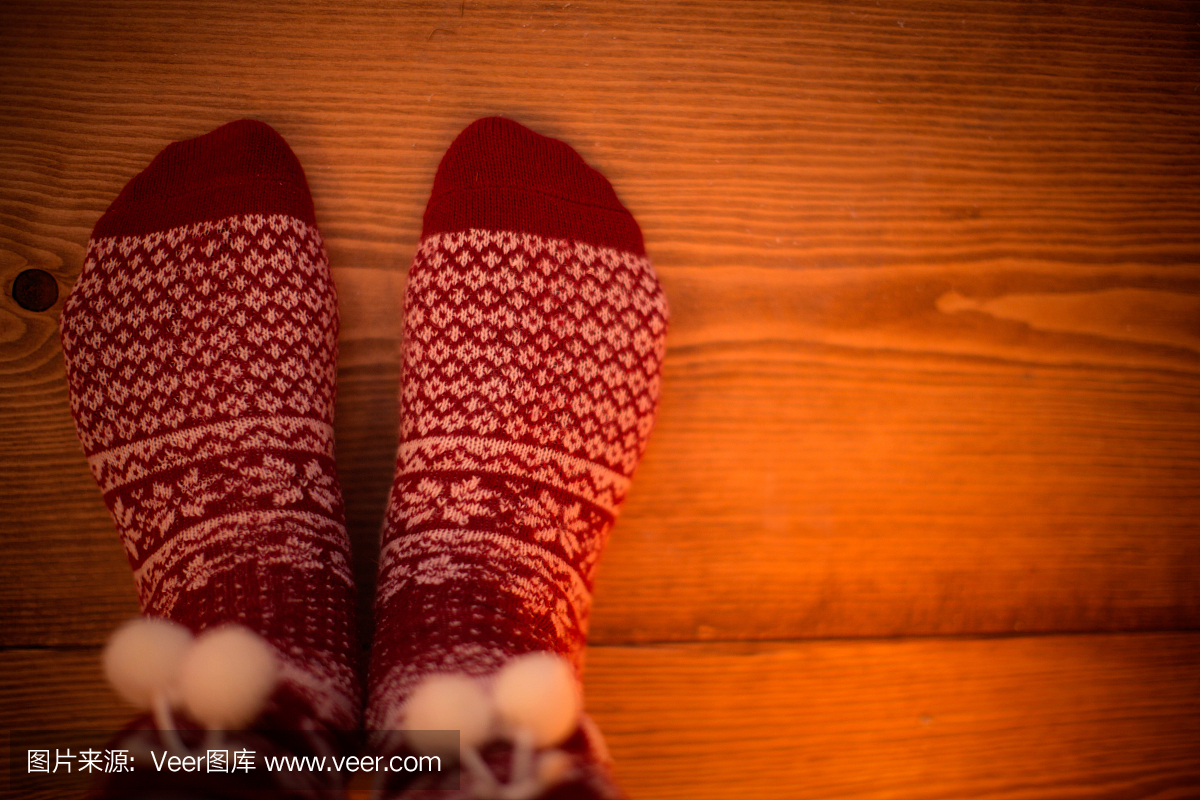 女人的脚,穿圣诞袜。