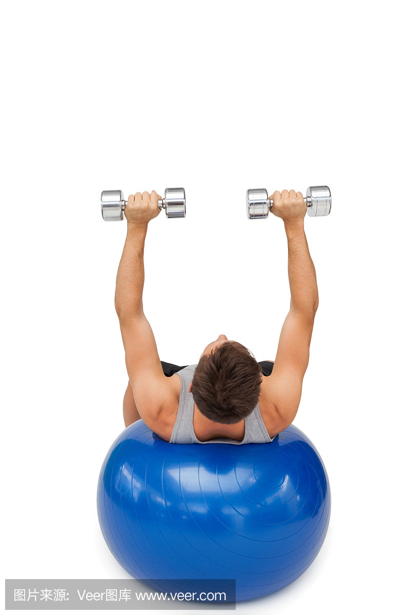 年轻人用哑铃锻炼健身球