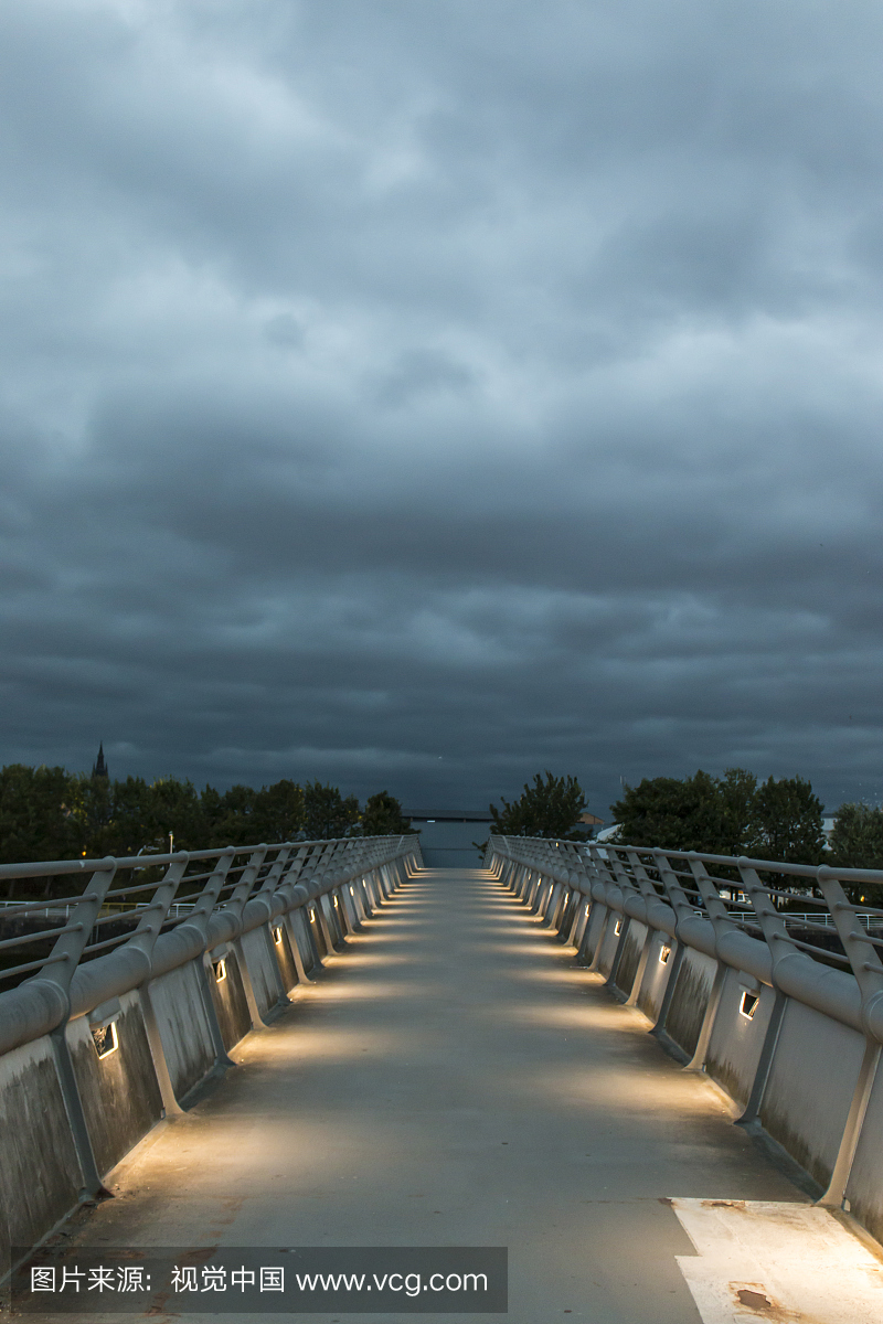 Bells Bridge over the River Clyde at dusk.