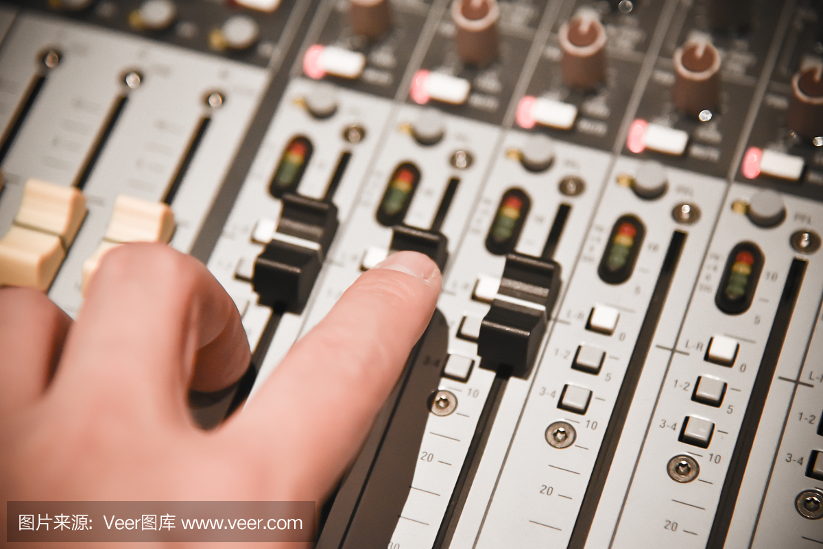 调整现场音乐和演播室设备的音响调音台控制器