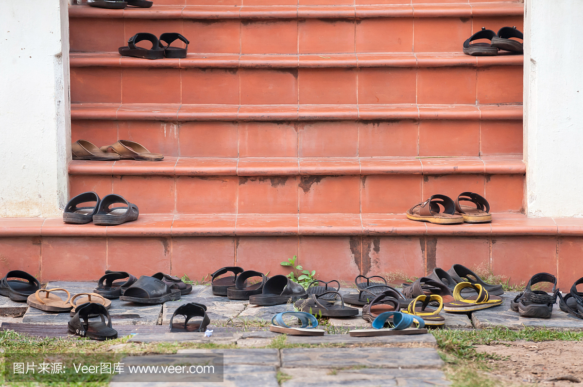 鞋子留在寺庙的步骤,泰国
