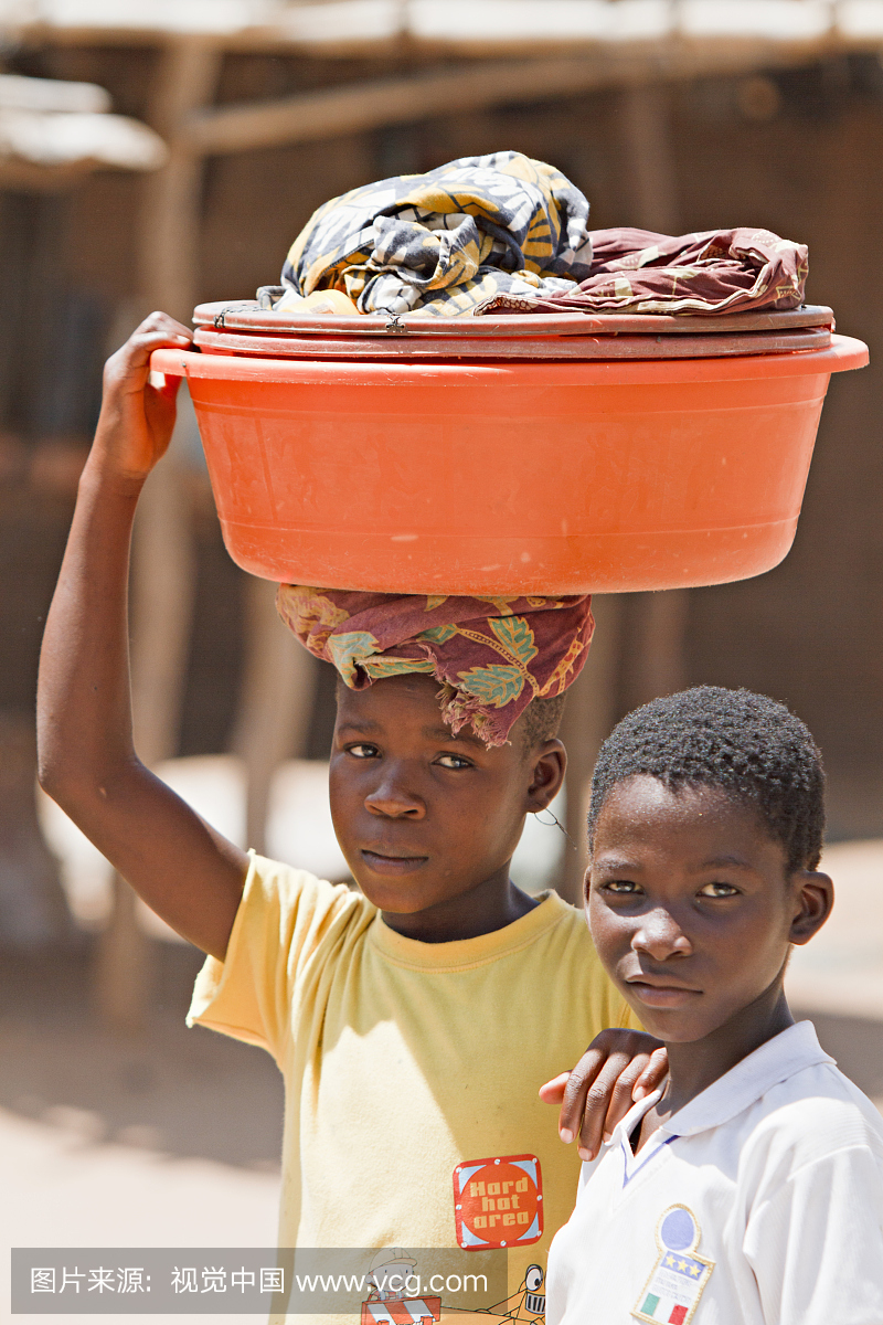 男孩和女孩(6岁和8岁)在头部,肖像,非洲携带洗