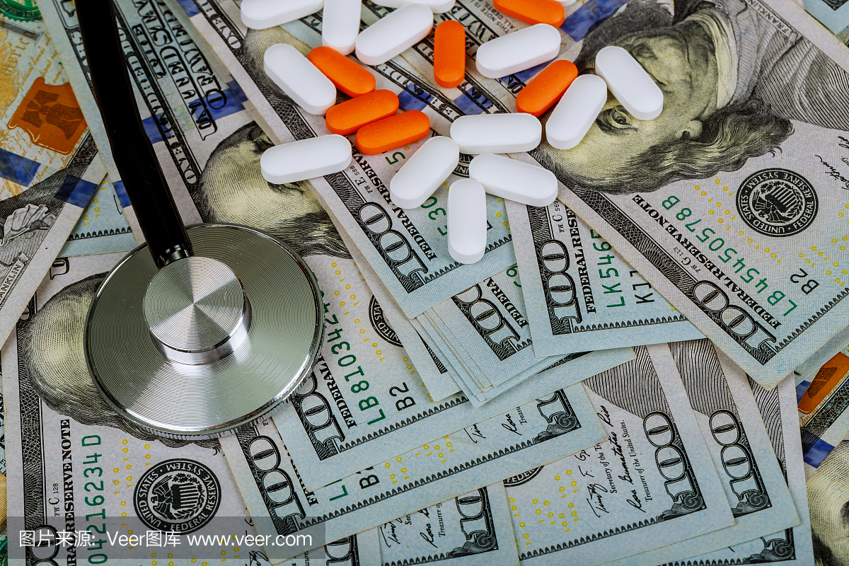 药片和听诊器在美国美元票据医疗保险概念