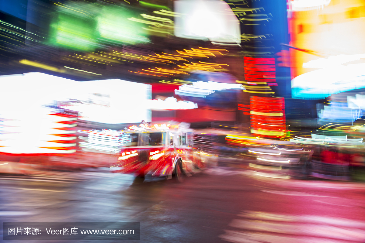 消防车在纽约夜间冲上时代广场