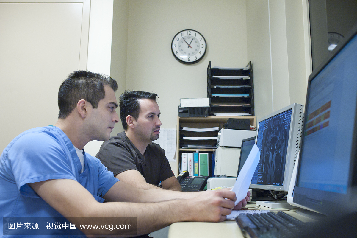 技术人员讨论放射学结果