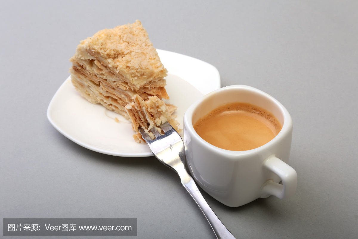 自制的拿破仑粉饼和传统的咖啡咖啡隔离在白色