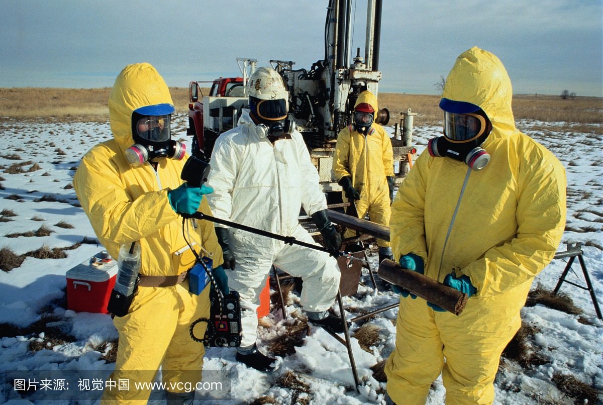 男子穿防护服检测化学污染土地