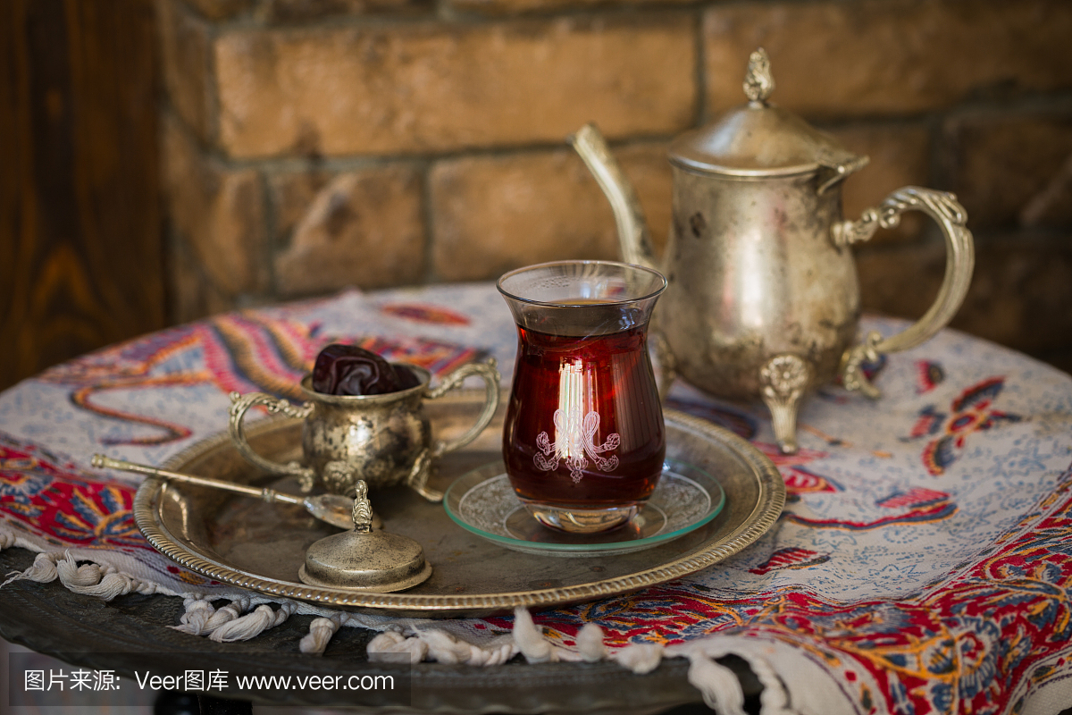 茶具以东方风格的梨形玻璃与复古水壶和枣果实
