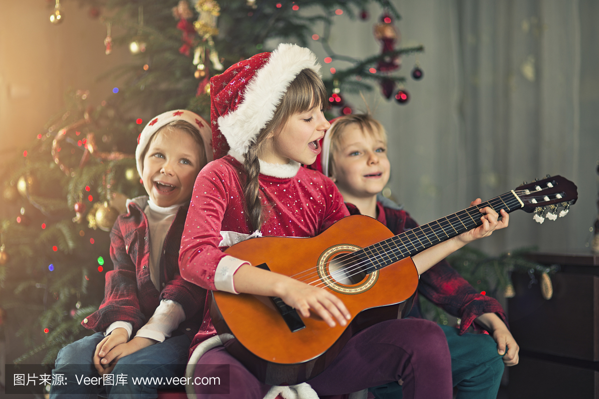 孩子们在圣诞树附近唱歌颂歌