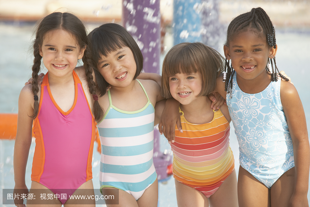 四个女孩(4-6)穿泳装,微笑,肖像