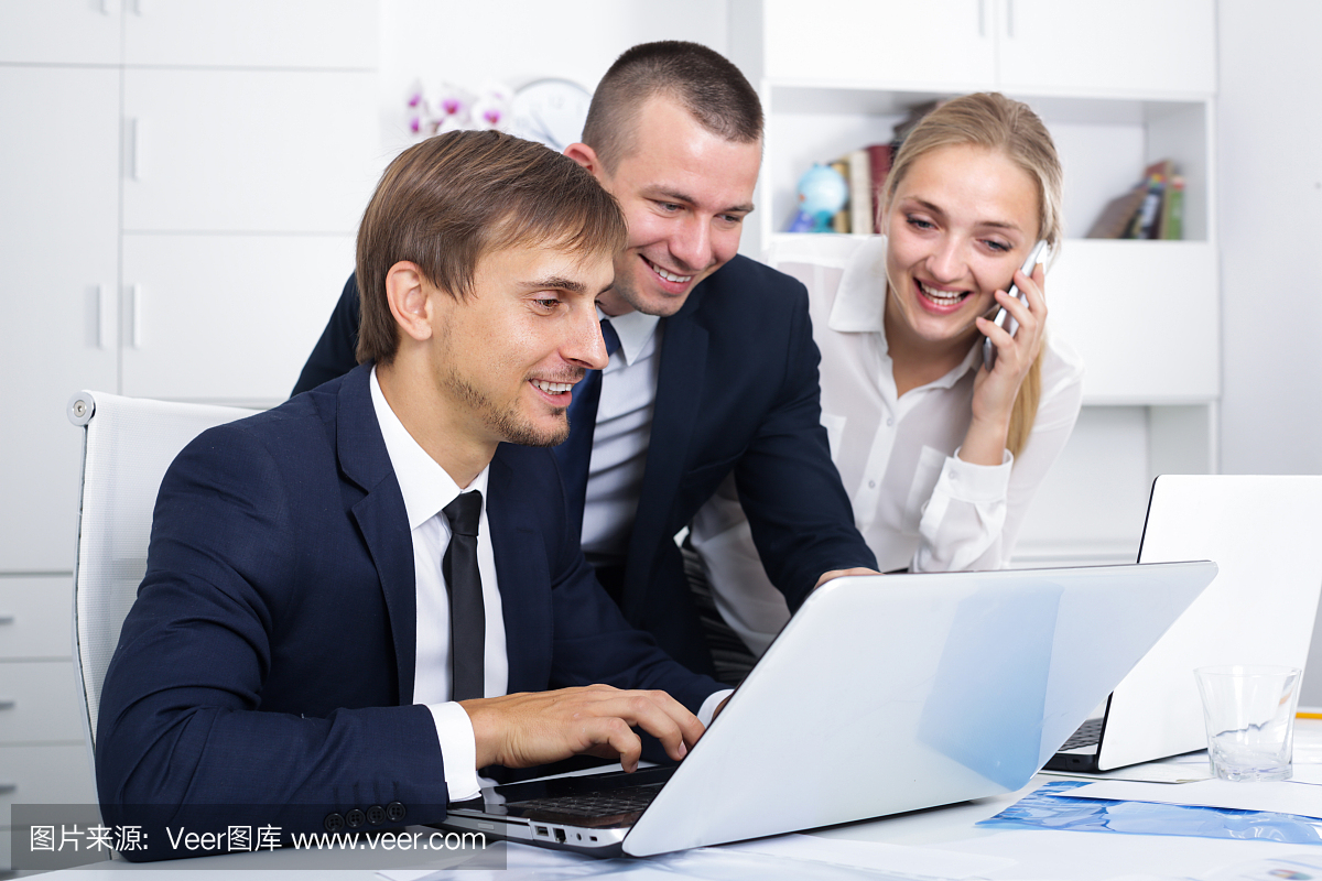 三个同事在工作和谈话的电话