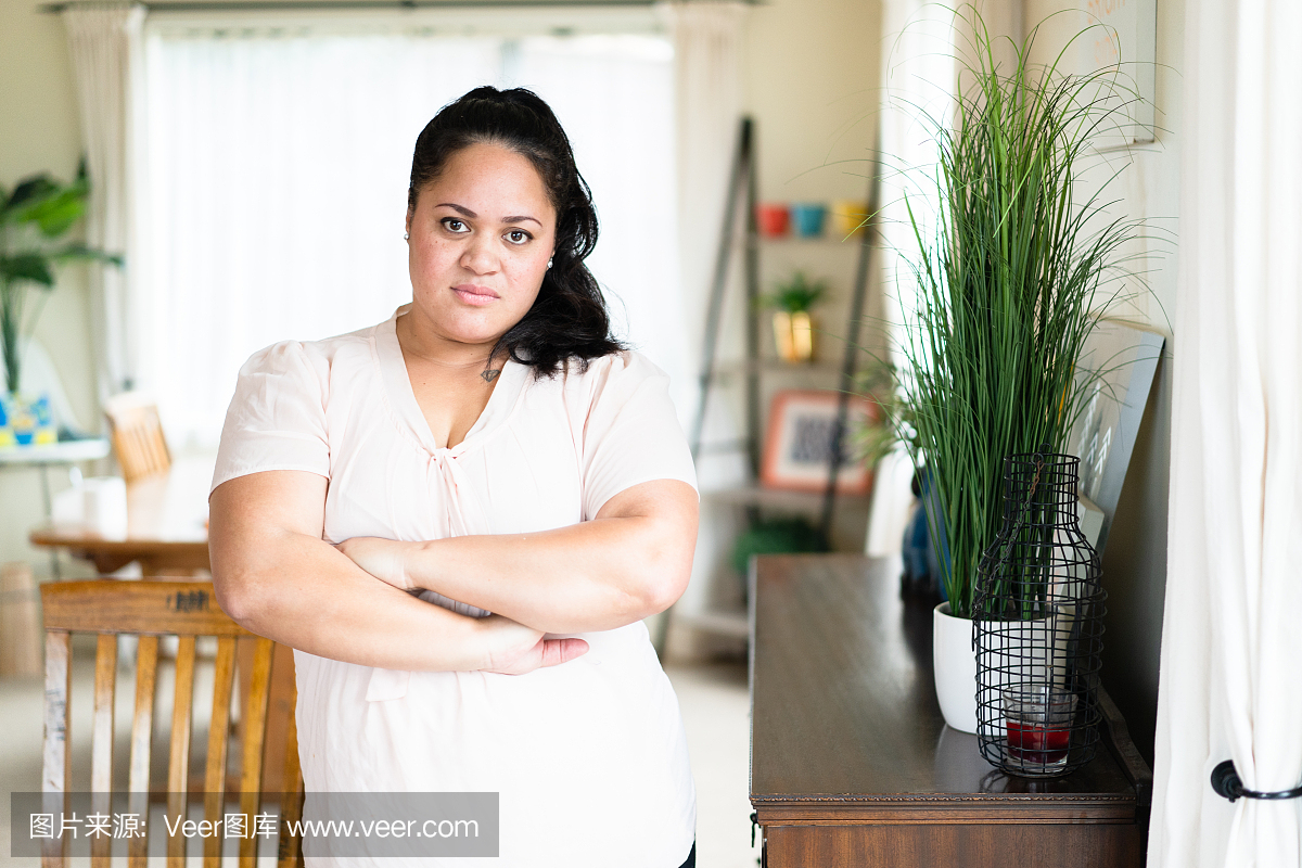 毛利人女人在家里的肖像。