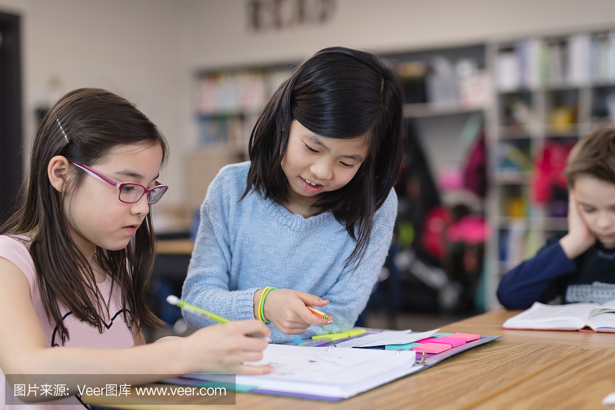 四年级的学生在教室里