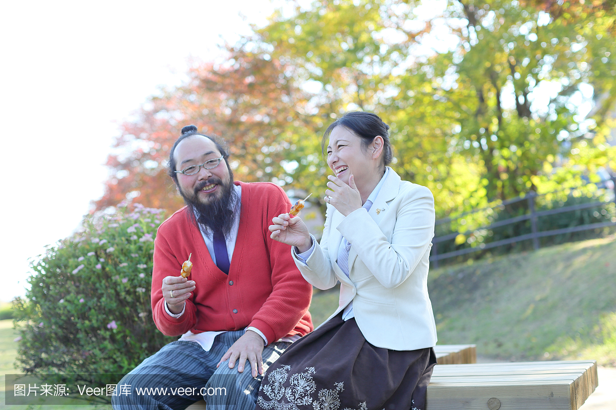 快乐的日本夫妇旅行和吃日本糖果