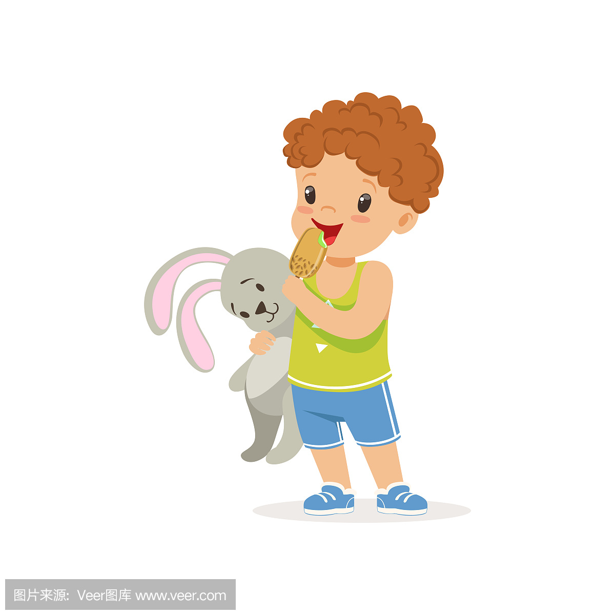 可爱的学龄前男孩抱着兔子玩具和在棒上吃美味