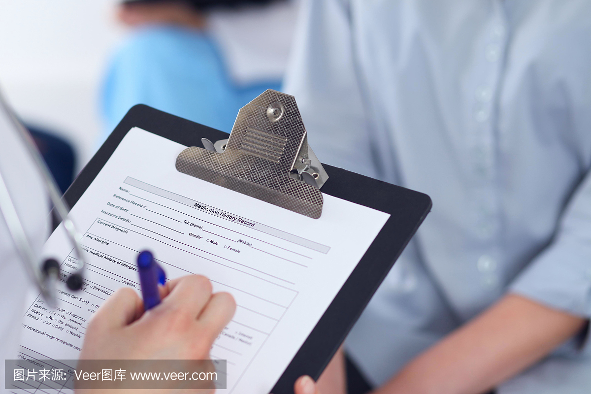 关闭填写申请表的一位女性医生,当谈话与患者