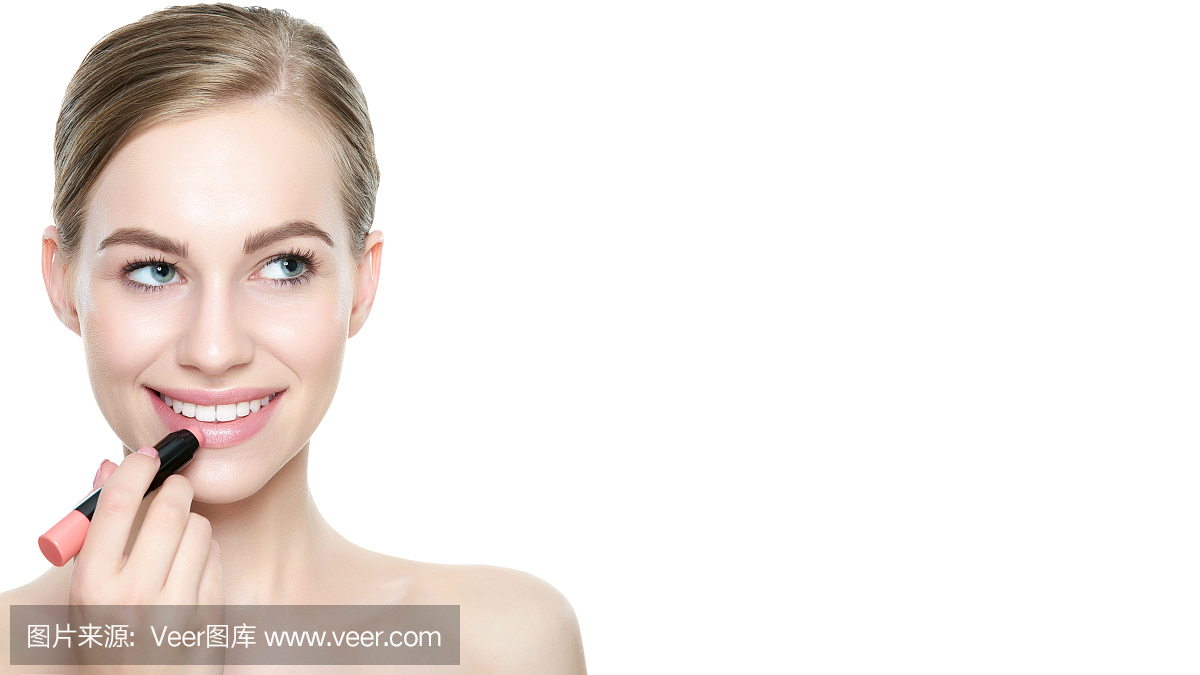 美丽的女人与性感的全部嘴唇应用珊瑚色口红。