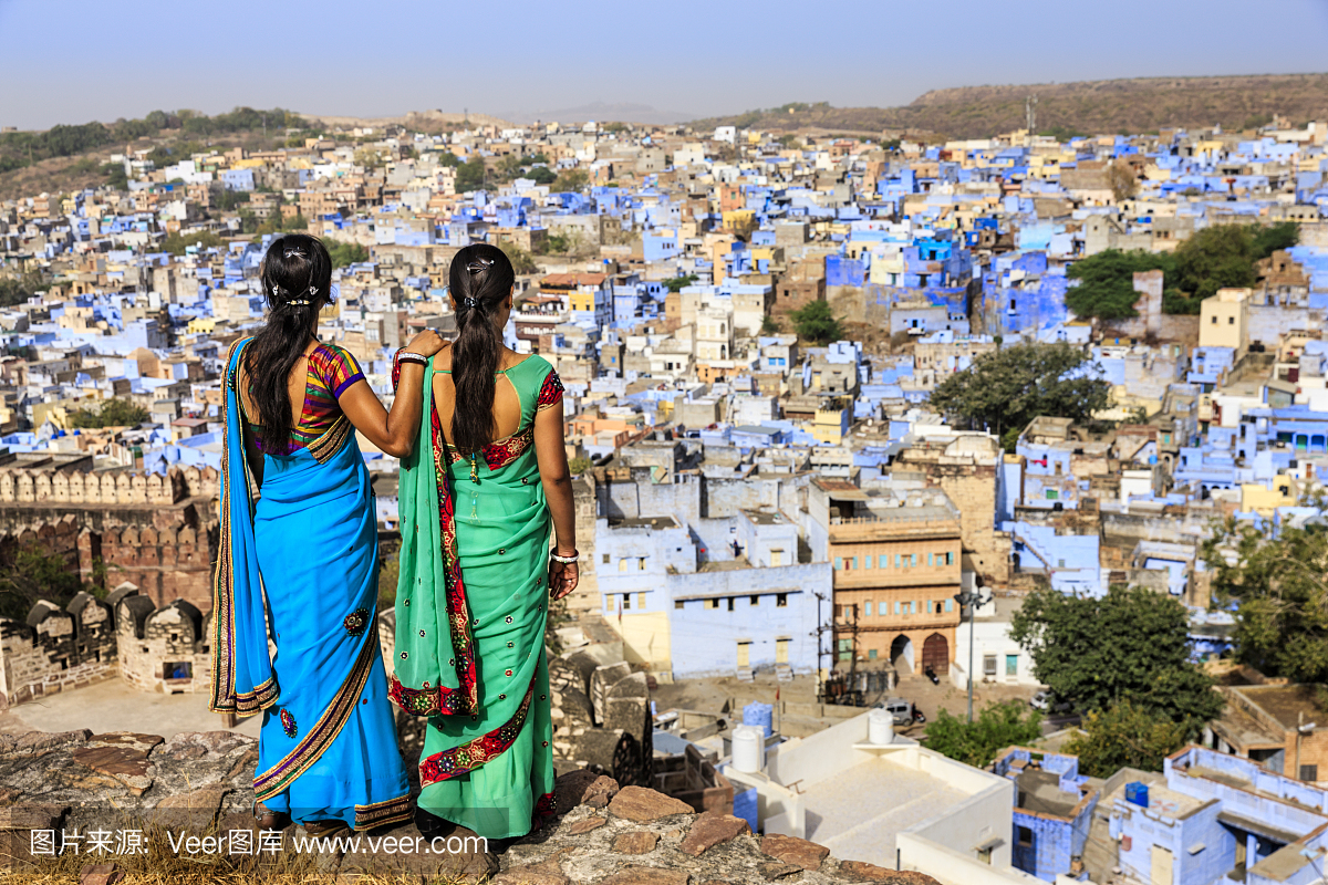 年轻的印度妇女看着视图,焦特布尔,印度