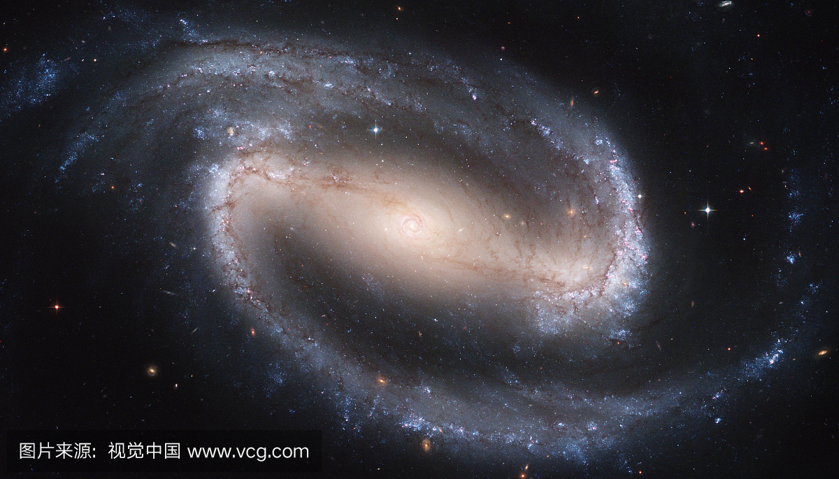 哈勃空间望远镜形象的禁止螺旋星系NGC 130
