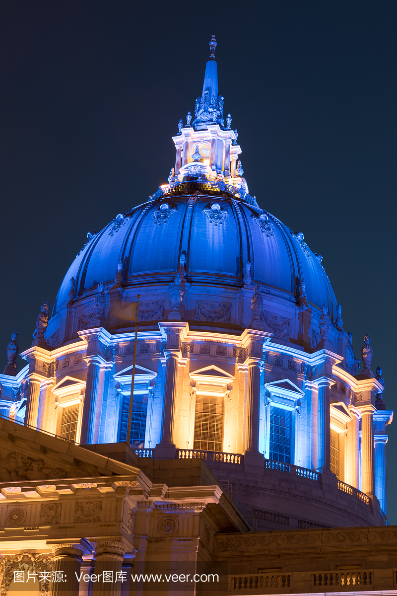 旧金山市政厅在金州勇士色彩。
