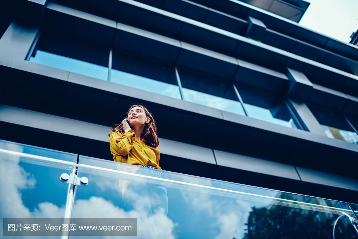 周到的创意女博主视线,而通过电话上的应用程