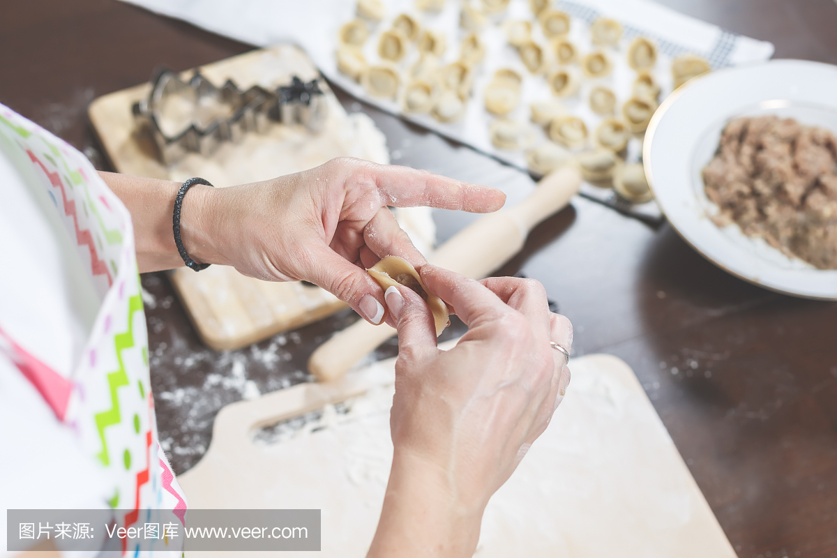 制作美味的自制饺子的过程。在厨房的桌子上摆