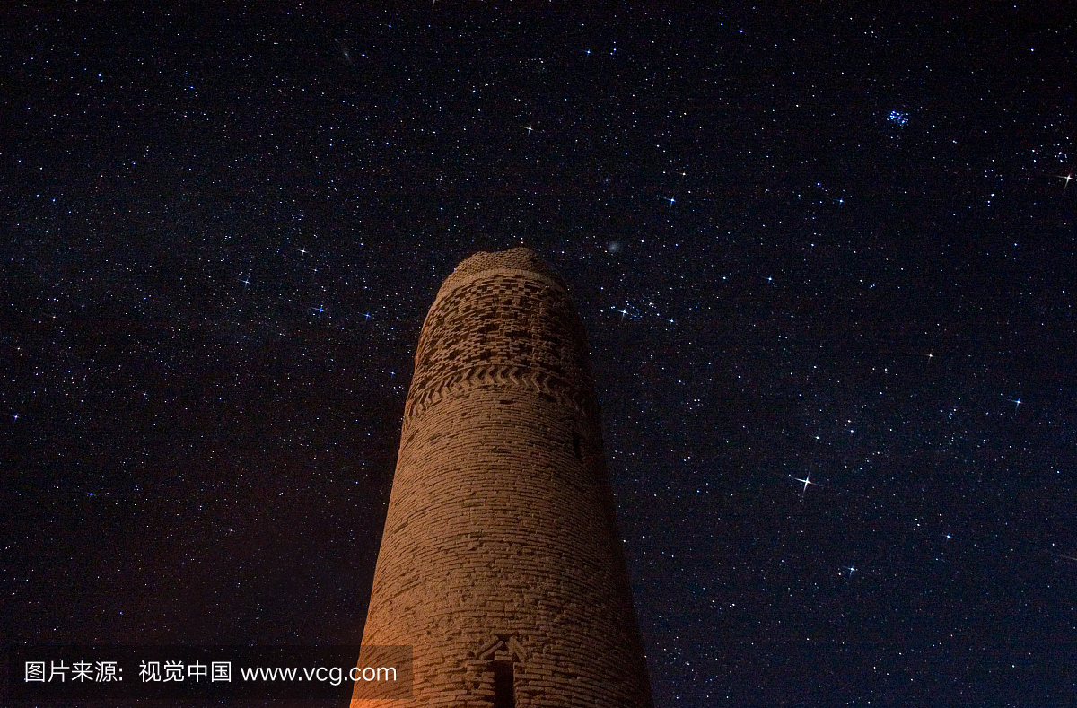 上的星空夜空中喷出的彗星福尔摩斯。一千年的