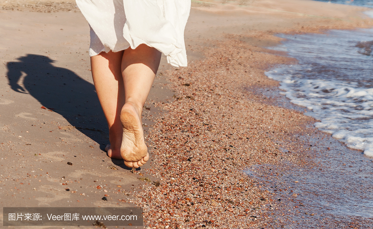 假期旅行 - 女人腿特写镜头走在白色的沙滩放松